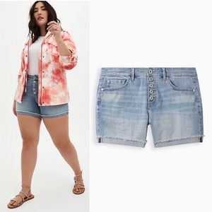 TORRID HIGH RISE MIDI SHORT - VINTAGE STRETCH ECO LIGHT WASH